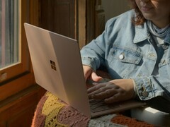 Fonte da imagem: Pessoa usando um laptop Microsoft Surface perto de uma janela (Fonte da imagem: Surface on Unsplash)