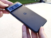 O Pixel 8 Pro sobrevive admiravelmente aos testes de queda e arranhões. (Fonte da imagem: PBKreviews)