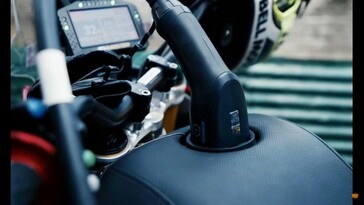 O assento gigantesco esconde de forma inteligente a porta de carregamento e o hardware onde o tanque estaria, ao mesmo tempo em que oferece um lugar confortável para sentar. (Fonte da imagem: Royal Enfield no YouTube)