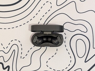 Fones de ouvido sem fio Status Pro X em seu estojo de carregamento.