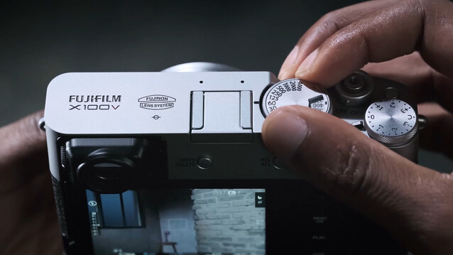 Os botões de controle na parte superior oferecem acesso rápido à velocidade do obturador, ISO e compensação de exposição. (Fonte da imagem: Fujifilm)