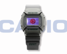 O relógio Casio G-Shock x Hidden NY DW5600HDN257 (na foto) tem um logotipo personalizado que se ilumina em laranja por meio da luz de fundo de LED. (Fonte da imagem: Casio)