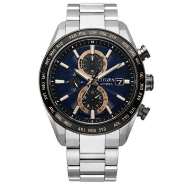 Cronógrafo Citizen Attesa com mostrador azul-marinho escuro, detalhes em tom de ouro rosé, bisel preto de horário mundial e pulseira de Super Titanium.