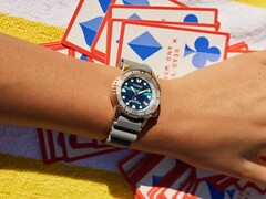 O mostrador alterna entre os tons de azul profundo, azul-petróleo e violeta, dependendo da luz. 