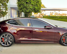 O Elon Musk dá finalmente novas dicas de cores Tesla, um complexo vermelho de 13 camadas e prata 'líquida' de 8 camadas