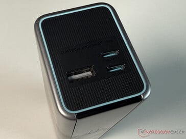 Três portas USB na parte superior