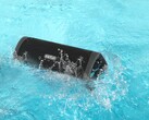 O alto-falante Bluetooth portátil EarFun UBOOM L é à prova d'água, com uma classificação IP67. (Fonte de imagem: EarFun)
