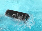 O alto-falante Bluetooth portátil EarFun UBOOM L é à prova d'água, com uma classificação IP67. (Fonte de imagem: EarFun)