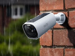 A eufyCam E40 da Anker (na foto) com painel solar foi lançada na Europa. (Fonte da imagem: eufy)