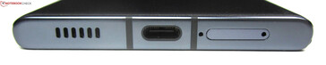 fundo: alto-falante, USB-C 3.2 Gen 1 e slot para cartão SIM