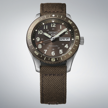 Relógio de campo automático Seiko 5 Sports HDB009 com mostrador marrom, moldura de bússola e pulseira de náilon marrom.