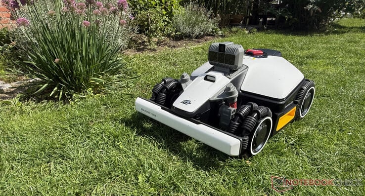 Luba Mini com navegação LiDAR durante o corte de grama