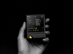 O Onix Tocata XM2 DAP, retratado em uma mão contra um fundo preto. (Fonte da imagem: Onix)