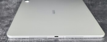 Direito: Alto-falante, porta USB 3.2 Gen1 Type-C, microfone, alto-falante