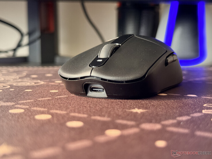 O Dash Ultra é recarregado por meio da porta Tipo C localizada na parte frontal