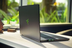 Depois de testar mais de duas dúzias de laptops para jogos com a GeForce RTX 2070 Max-Q, o 2020 Razer Blade Pro 17 sai como o mais rápido de todos eles (Fonte de imagem: Razer)