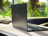 Depois de testar mais de duas dúzias de laptops para jogos com a GeForce RTX 2070 Max-Q, o 2020 Razer Blade Pro 17 sai como o mais rápido de todos eles (Fonte de imagem: Razer)