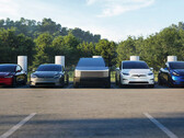 Modelo Y, Cybertruck, Modelo 3 e Modelo S/X alinhados em uma estação Supercharger. (Fonte da imagem: Tesla)