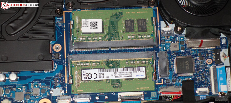 A RAM (DDR4-3200, 2x 8 GB, máx. 64 GB) funciona em modo de canal duplo.