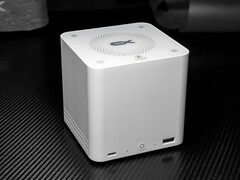 O Beelink Mate Pro tem um formato compacto. Na foto: uma imagem mostrando a vista frontal do dock.