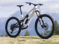 A Canyon Spectral:ON CF 9 é bastante leve e oferece uma forte potência de tração