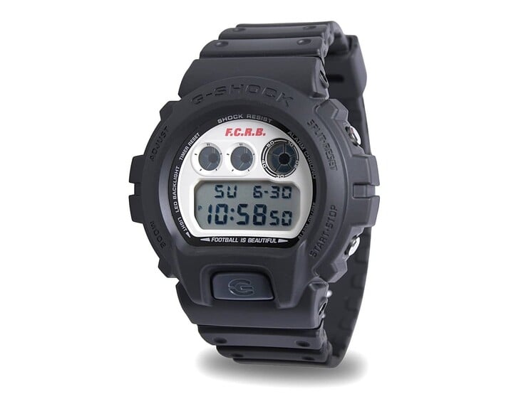 Vista em ângulo do relógio digital Casio G-Shock DW-6900 x F.C. Real Bristol, de edição limitada, com pulseira de resina preta e mostrador em tom off-white de estilo vintage.