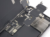 Juntar um 14 Pro Max custou muito, como se vê. (Fonte: iFixit)