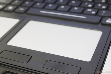 O touchpad resistivo apoiado em luvas tem aproximadamente 50 cm^2 (9,3 x 5,4 cm). Os usuários devem pressionar a superfície com mais pressão do que o normal para que ela se registre