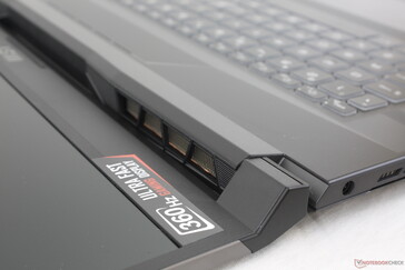 Um dos poucos laptops para jogos onde a tampa pode abrir os 180 graus completos