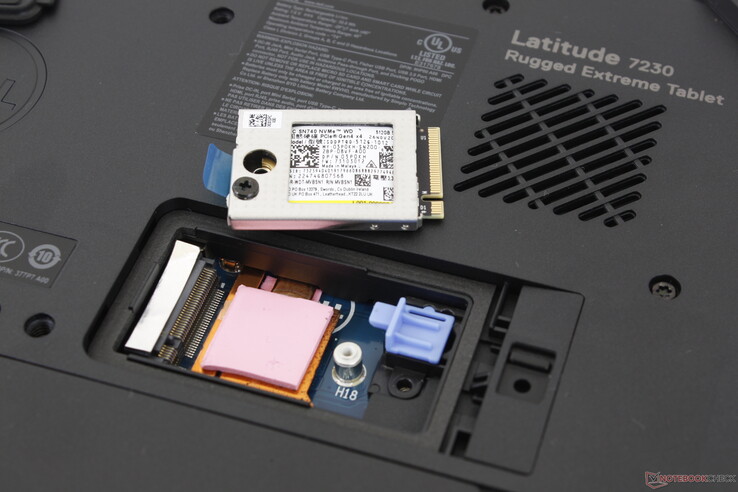 M.2 2230 PCIe4 x4 SSD removível. O acionamento fica sobre uma almofada térmica e um dissipador de calor