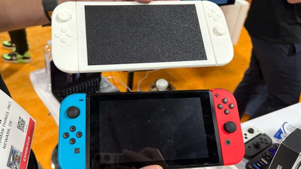 A maquete impressa em 3D de Genki do Switch 2 ao lado do Switch original (Fonte da imagem: Numerama)