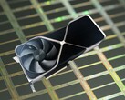 A RTX 4090 Founders Edition foi lançada em outubro de 2022 com 24 GB de memória GDDR6X. (Fonte da imagem: Notebookcheck, Unsplash, editado)