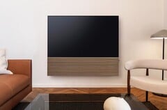 A Samsung combina a Smart TV OLED S99H com uma elegante barra de som com painel frontal em madeira.