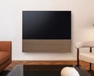 A Samsung combina a Smart TV OLED S99H com uma elegante barra de som com painel frontal em madeira.