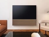 A Samsung combina a Smart TV OLED S99H com uma elegante barra de som com painel frontal em madeira.