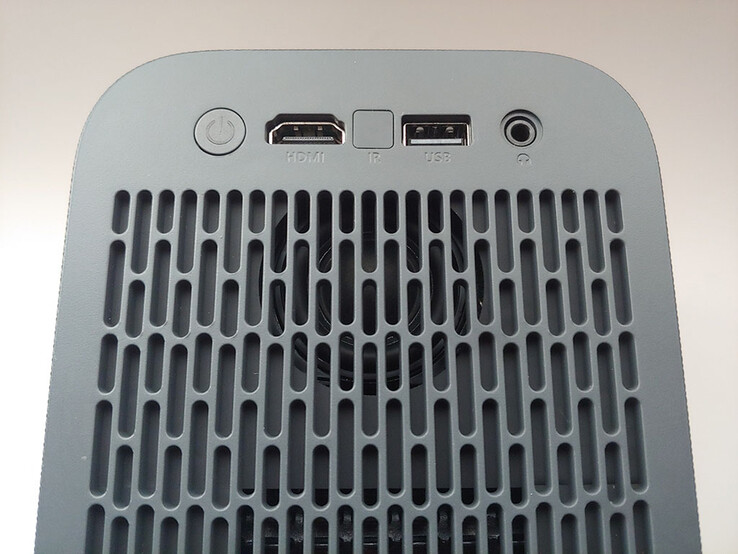 O alto-falante de 8 watts voltado para trás é um pouco mais claro quando ouvido por trás do projetor do que pela frente. (Fonte da imagem: Notebookcheck)