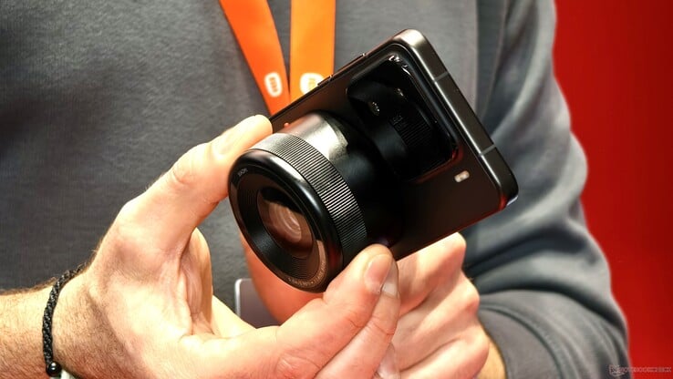 A Xiaomi poderia aproveitar sua experiência com o sistema óptico magnético a partir desta primavera no Xiaomi 17 Ultra. (Fonte da imagem: Alexander Fagot, Notebookcheck)