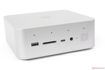Frontal: USB-A 3.0 (10 Gbps), leitor SD, USB-C (10 Gbps), fone de ouvido de 3,5 mm, botão liga/desliga com impressão digital, conjunto de quatro microfones
