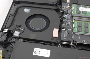 O slot PCIe4 M.2 2280 denominado "SSD1" fica em cima de uma das ventoinhas