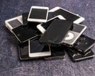 Pilha de smartphones aposentados sobre uma superfície cinza