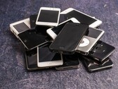 Pilha de smartphones aposentados sobre uma superfície cinza