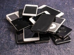 Pilha de smartphones aposentados sobre uma superfície cinza