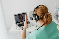 Um médico se comunicando com um paciente pela Internet (Fonte da imagem: Pixabay)