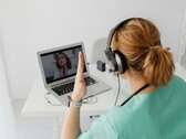 Um médico se comunicando com um paciente pela Internet (Fonte da imagem: Pixabay)