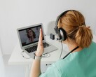 Um médico se comunicando com um paciente pela Internet (Fonte da imagem: Pixabay)
