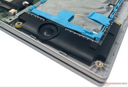 O VivoBook 15 KM513 oferece um par decente de alto-falantes estéreo