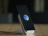 Um OnePlus 12 exibe seu carregamento ultrarrápido AirVOOC. (Fonte: OnePlus)
