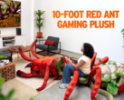 A pelúcia Giant Red Ant Buggy Mount com o tema Grounded 2 na foto (fonte da imagem: Xbox Wire)