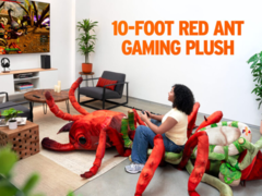 A pelúcia Giant Red Ant Buggy Mount com o tema Grounded 2 na foto (fonte da imagem: Xbox Wire)
