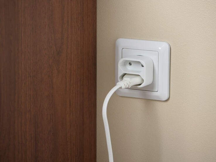 O plugue adaptador de 2 vias Koppla da IKEA, branco desenterrado